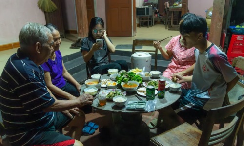 guided food tour group in the West Loop - chicago food tours