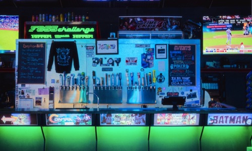 sports bar with TVs showing games - best sports bars in the loop